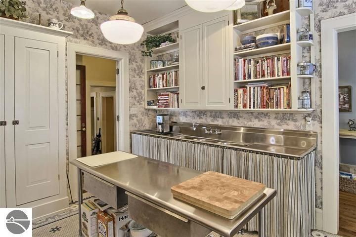 230 Wellington Street, Traverse City, MI 49686